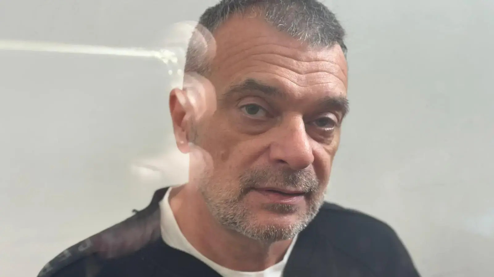 אדי קצורה בתא הנאשמים. 14 בדצמבר 2025