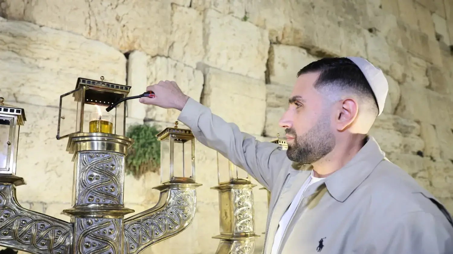 הדלקת נר ראשון של חנוכה בכותל המערבי