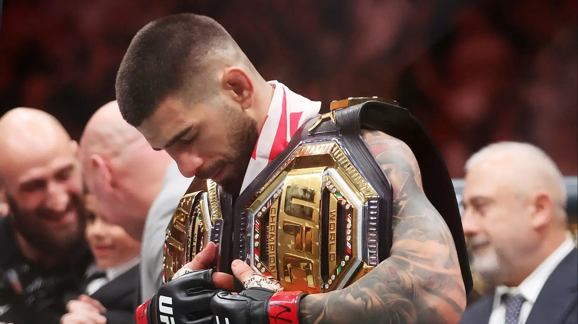 איליה טופוריה אלוף UFC במשקל קל איליה טופוריה אלוף UFC במשקל קל