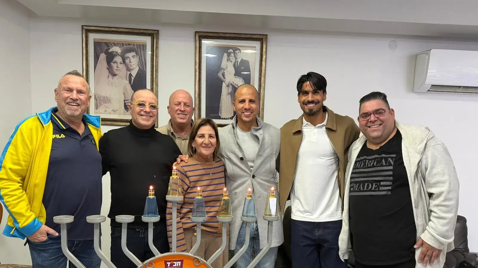הדלקת נרות אצל מני לוי, בהשתתפות דור פרץ שחקן מכבי תל אביב