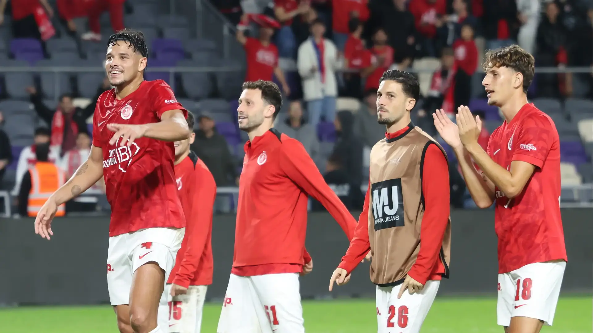 טל ארצ'ל, לירן רוטמן, עומרי אלטמן, צ'יקו שחקני הפועל תל אביב חוגגים