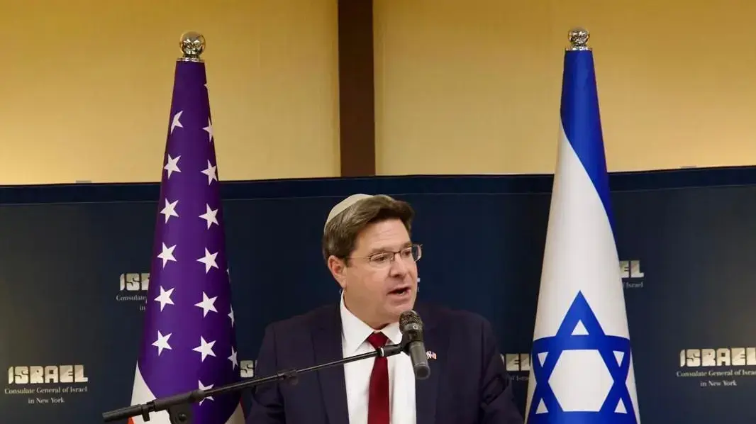הקונסול הכללי בניו יורק אופיר אקוניס באירוע הדלקת נר שמיני של חנוכה