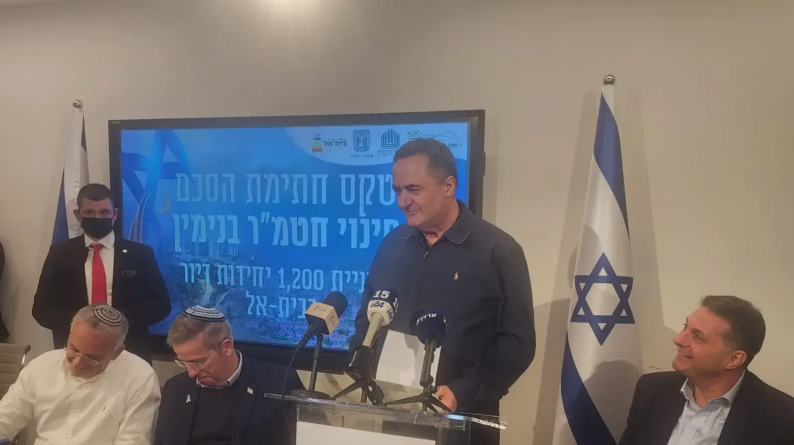 שר הביטחון ישראל כ"ץ ושר האוצר בצלאל סמוטריץ' , טקס חתימת הסכם פינוי של חטמ"ר בנימין והקמת 1200 יח"ד ,המועצה המקומית בית אל, 23 בדצמבר 2025