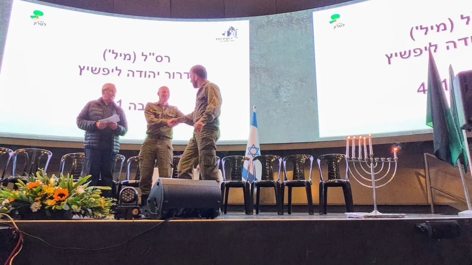 מנו כהן, נשיא ארגון 'בני ברית' ישראל מעניק מילגה לקצין שריון
