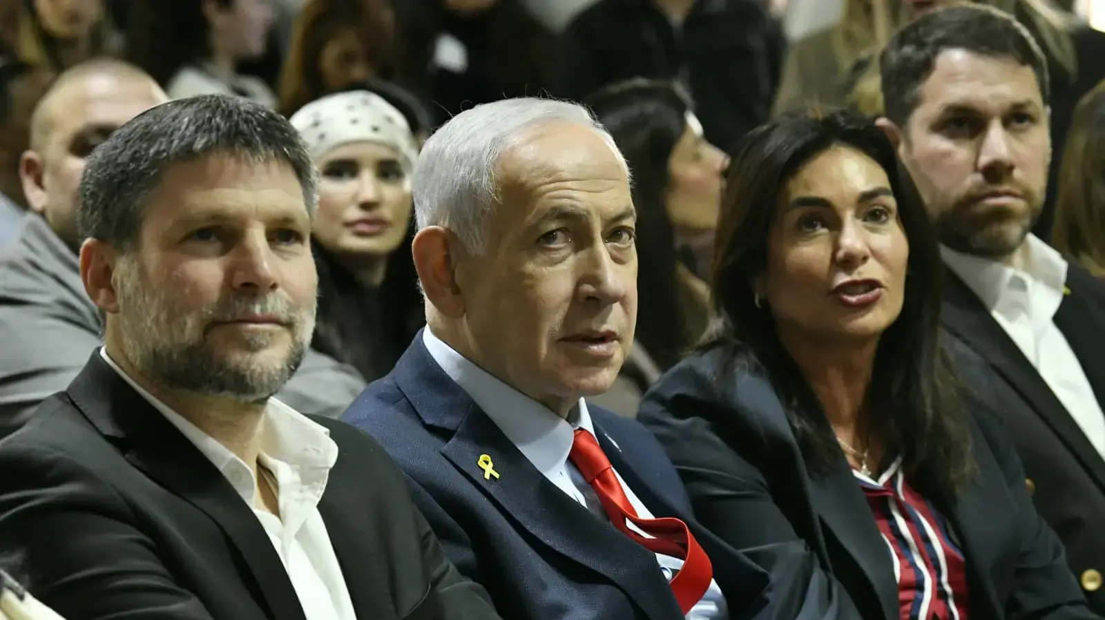 ראש הממשלה בנימין נתניהו, שרת התחבורה מירי רגב, שר האוצר בצלאל סמוטריץ' , טקס הארכת הקו האדום של הרכבת הקלה לראשון לציון, 25 בדצמבר 2025
