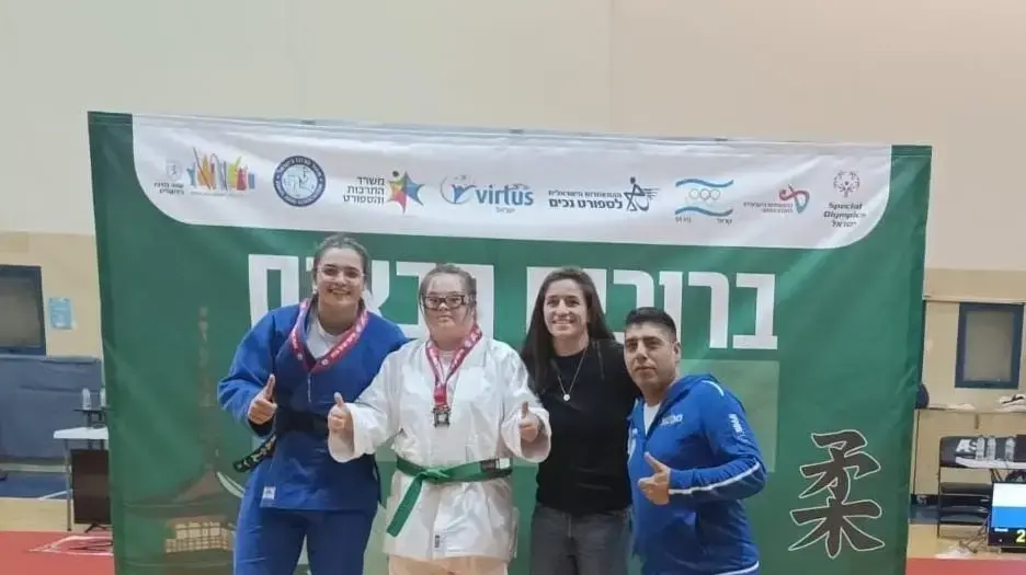 גיל דה כץ והמאמן אבי אגר באליפות ישראל לג'ודו לצרכים מיוחדים