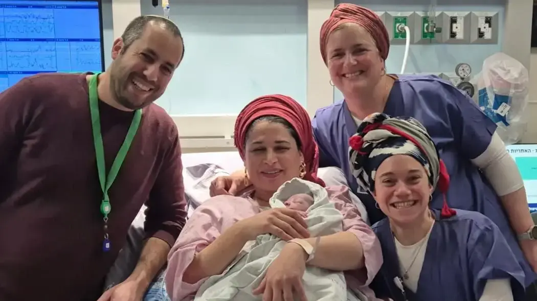 שירה לאה ואורי רוזמן מהישוב דולב, עם המיילדות בהדסה הר הצופים, 1 בינואר 2026