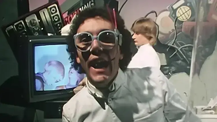 מתוך הקליפ "Video Killed the Radio Star" של להקת הבאגלז מתוך הקליפ "Video Killed the Radio Star" של להקת הבאגלז