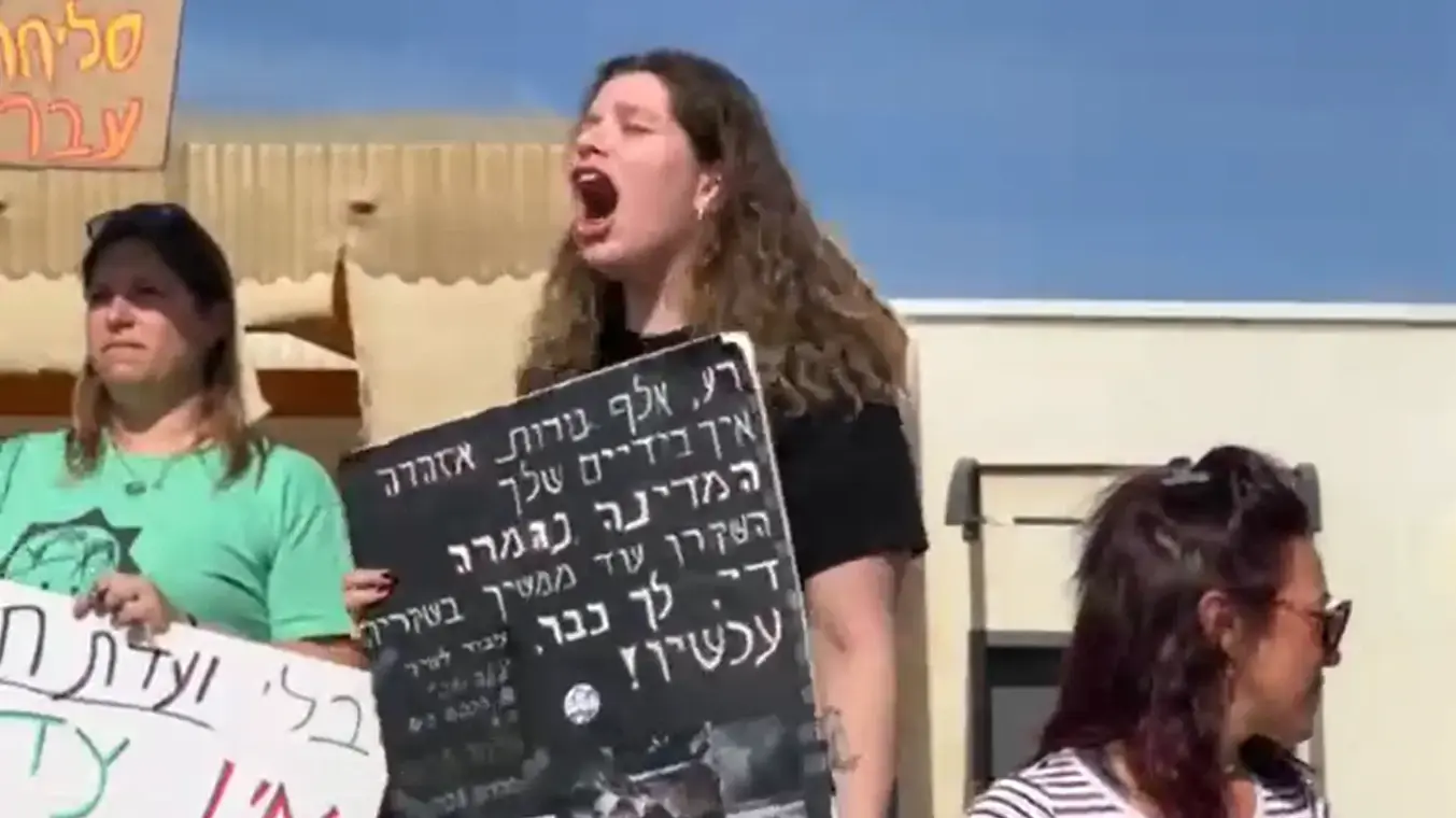 שיר מתיאס מפגינה בקיבוץ רביבים נגד נתניהו