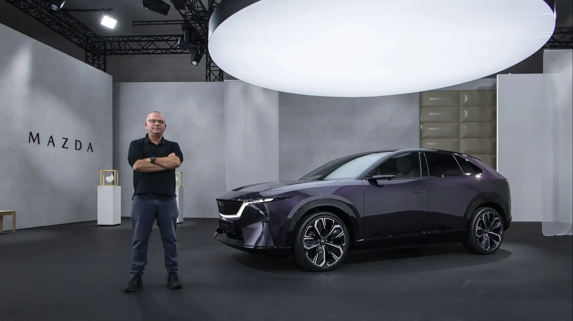 אודי עציון לצד מאזדה CX-6e