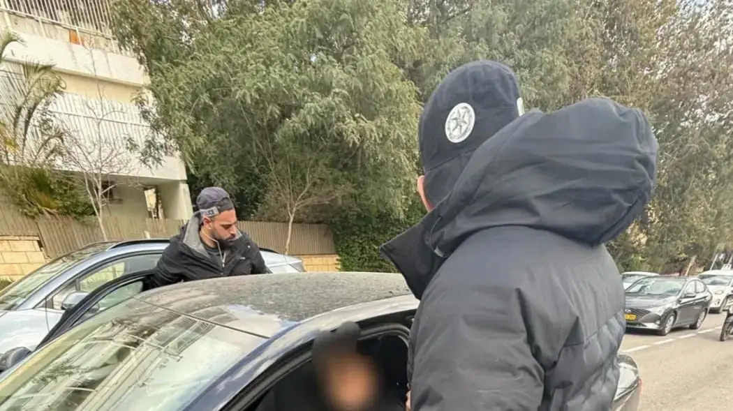 מעצר חשוד שפרץ לרכב וגנב תיק ברמת השרון