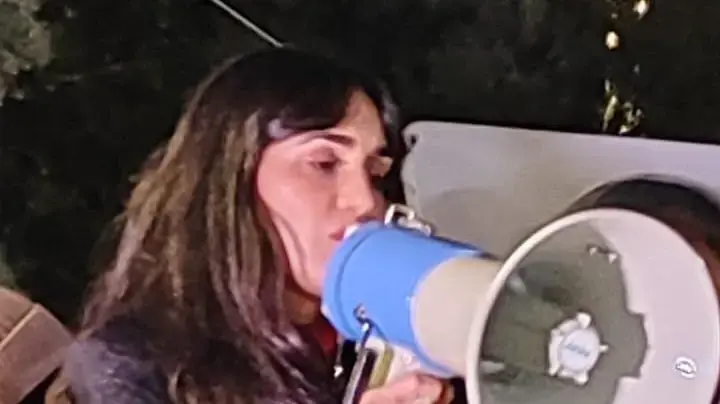 לירז צ'רכי נואמת בעצרת תמיכה במפגינים באיראן