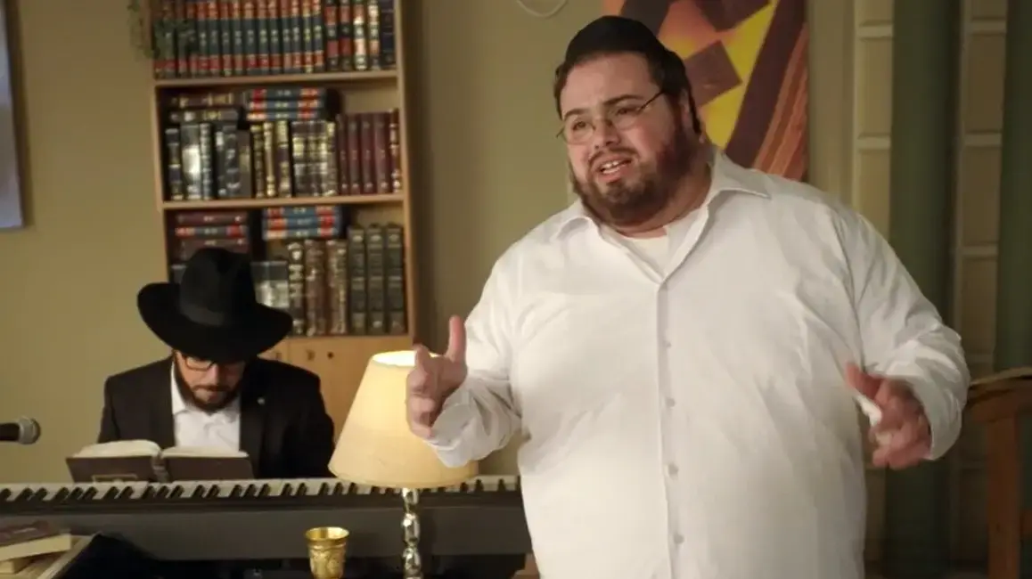 אוראל צברי ודניאל חן במערכון על "הרב תינוקא" ב"ארץ נהדרת", ששודר ב-14 בינואר 2025 בקשת