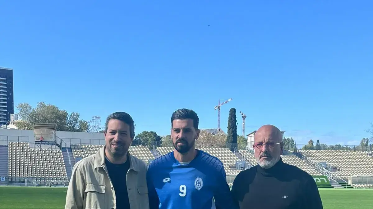 שלומי אזולאי חתם ברמת השרון מליגה א': בתמונה לצד המנכל פרדי צרפתי והסוכן אדם קידן