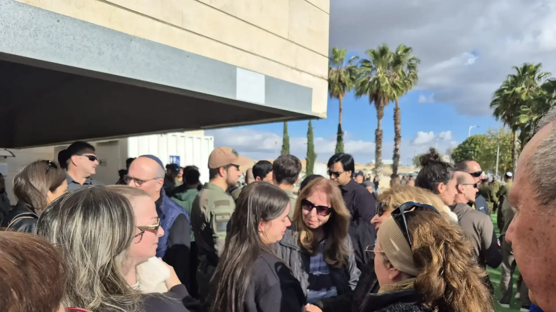 קרן, זוגתו של ג'וש בון ז"ל, בהלווייתו בבית העלמין החדש בבאר שבע