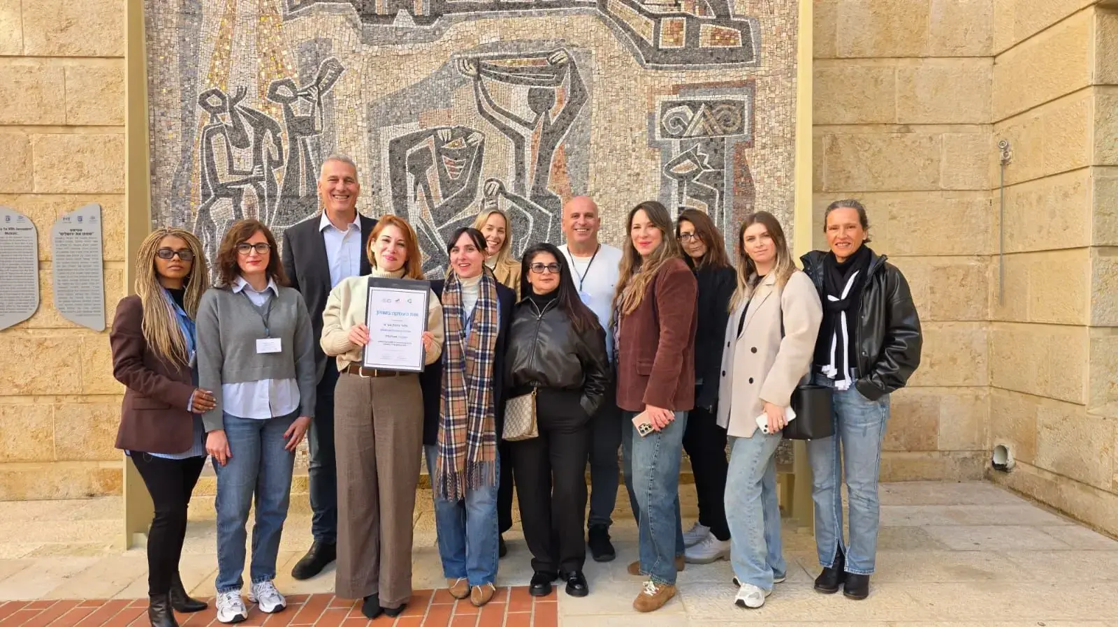 עובדי ועובדות פלורי מקבלים את אות ההעסקה בשוויון.