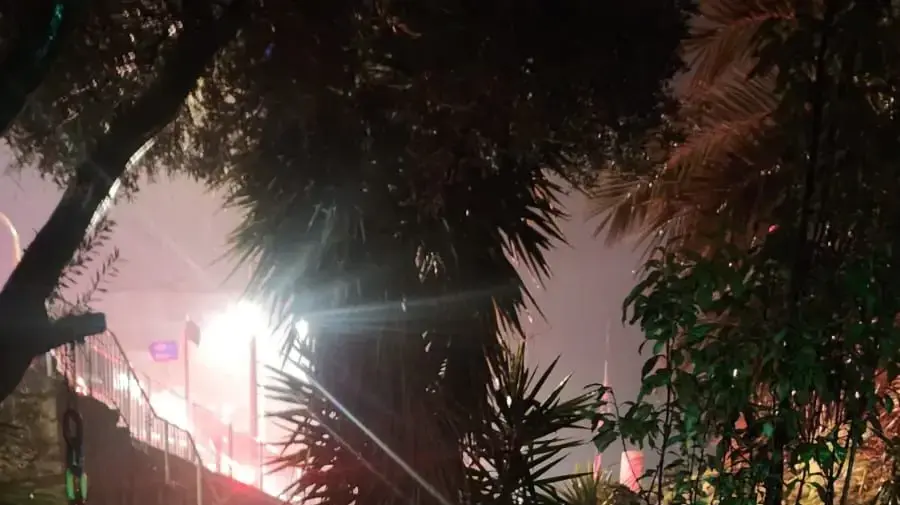 רכב נפל מגובה לחצר בית בטבריה - לוחמי האש חילצו לכוד במצב בינוני