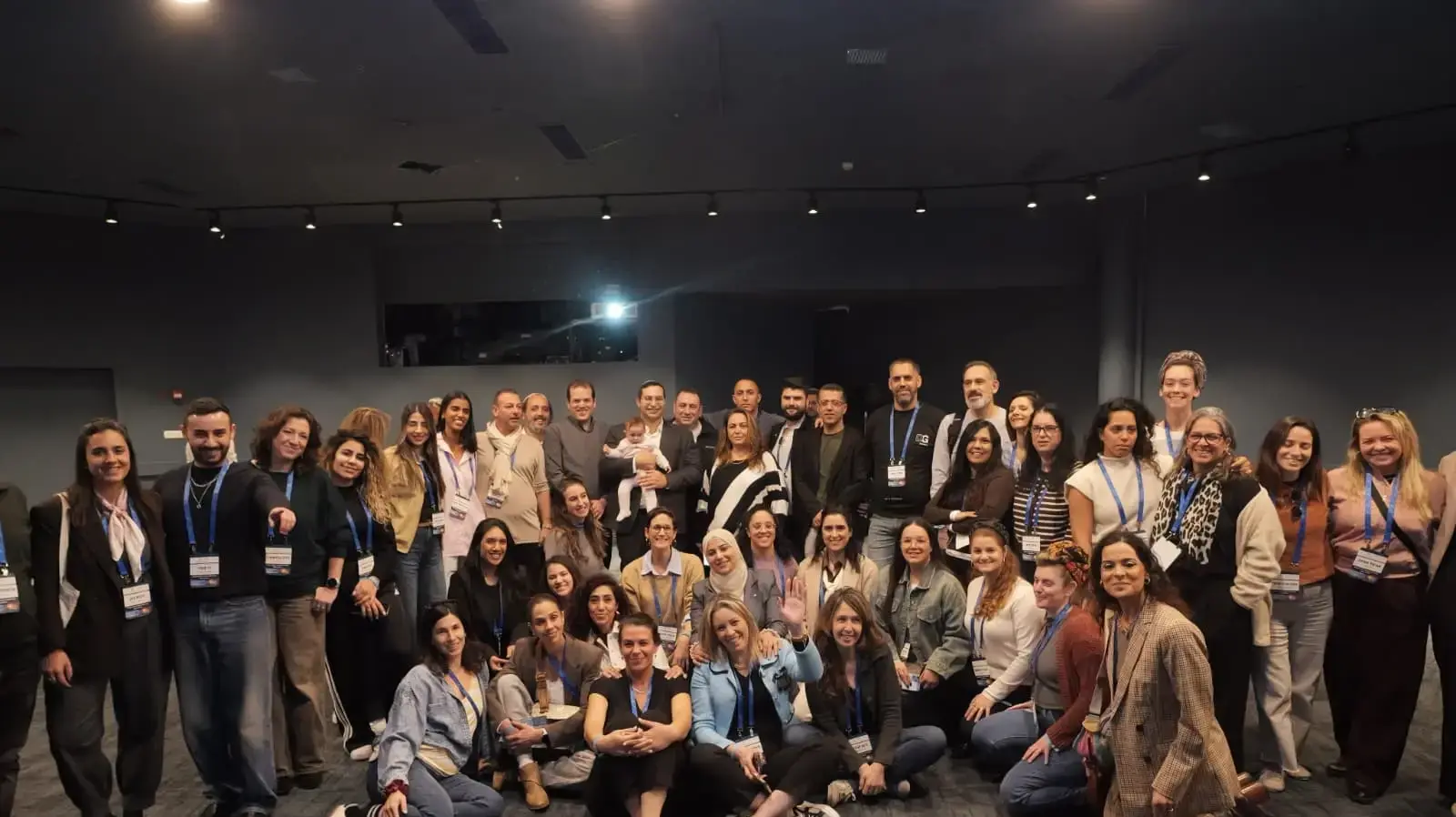 ניסים בן דוד יו"ר רשת מרכזי הצעירים והשר יצחק וסרלאוף  ומנהלי מרכזי הצעירים