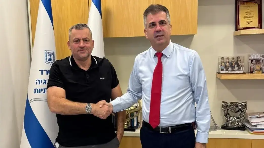 שר האנרגיה והתשתיות אלי כהן וראש עיריית ערד יאיר מעיין