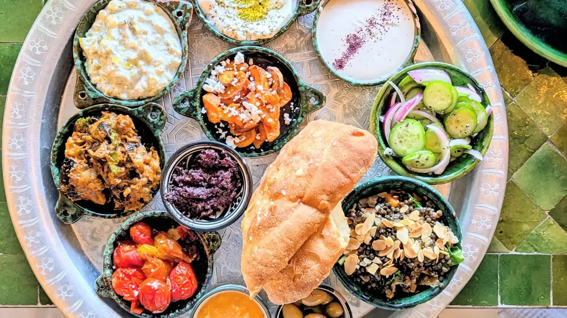 קפה ללה, קיבוץ מחניים