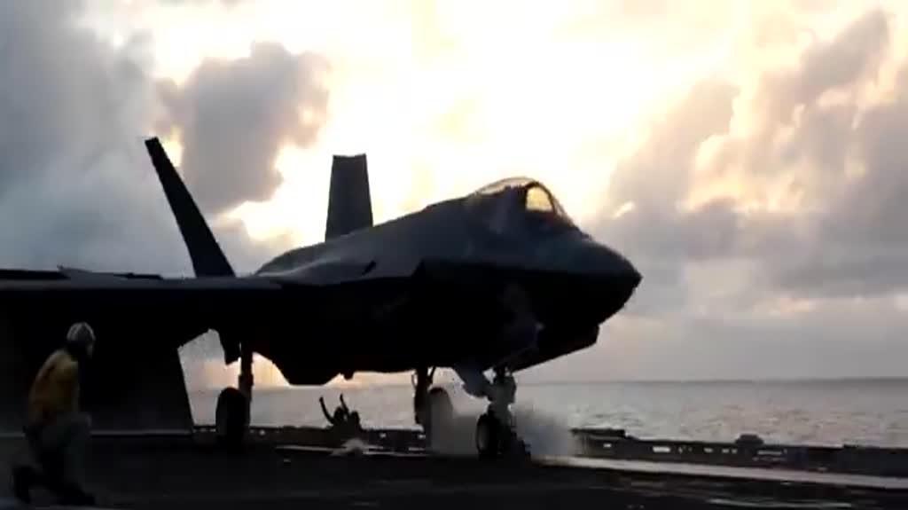 מטוסי קרב ממריאים מנושאת המטוסים USS אברהם לינקולן