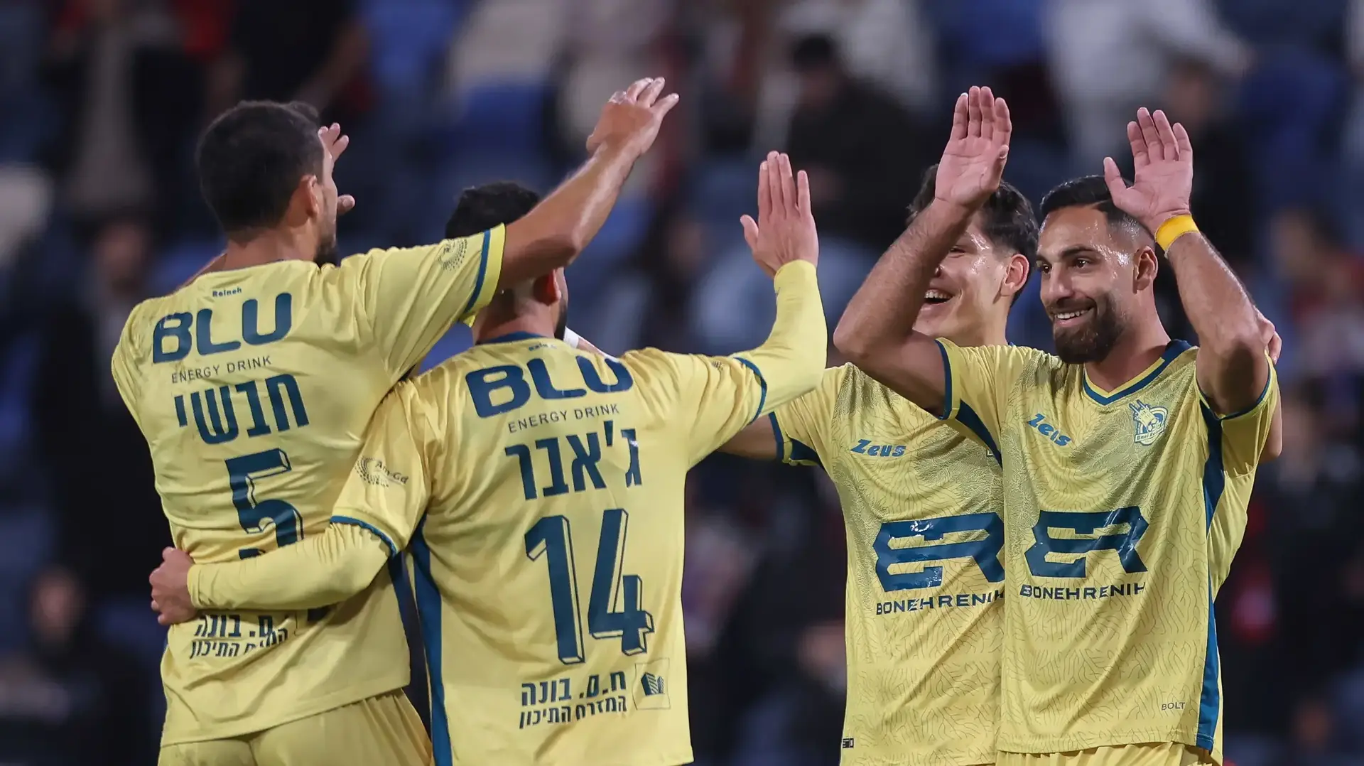 שחקני מכבי בני ריינה חוגגים, איהאב גנאים מימין