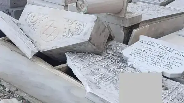 עשרות קברים יהודים חוללו בבית הקברות ״לס קורטס״ בברצלונה.