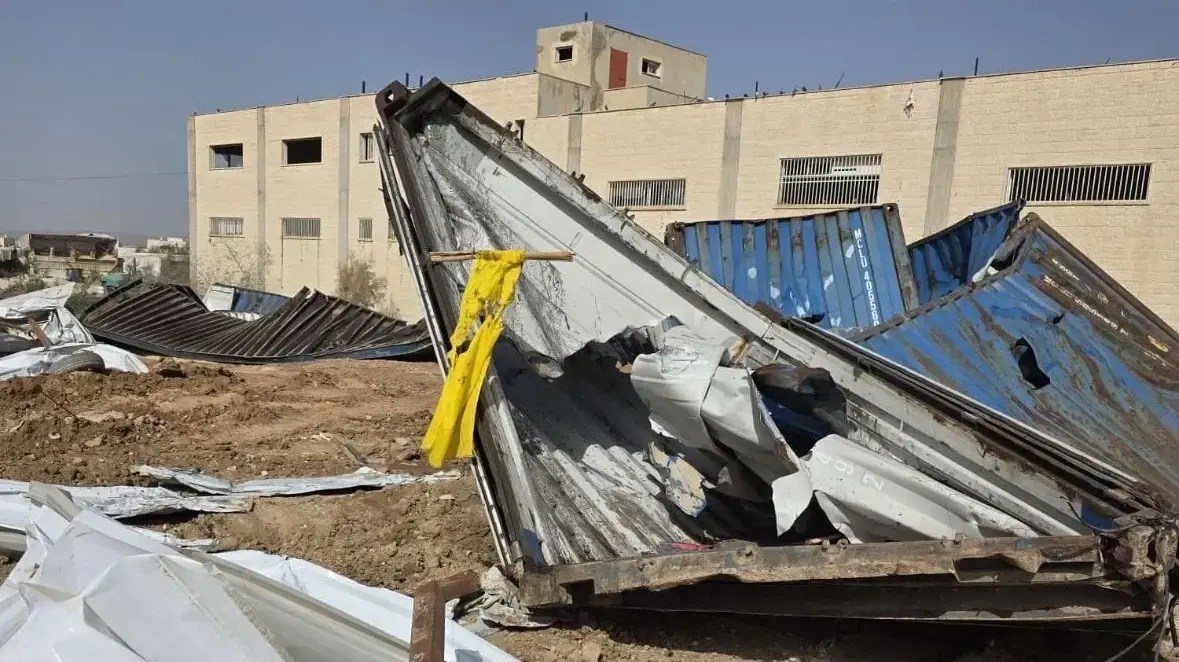 המכולות עליהן הוצב השלט להשבתו של א-סייד לאחר הריסתן