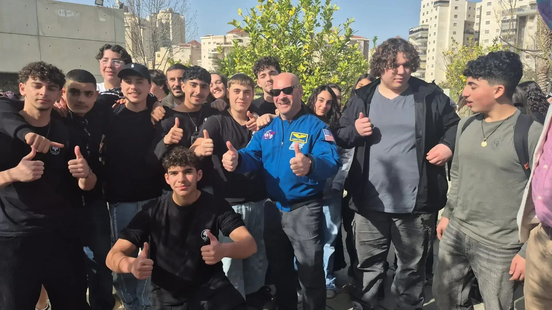 אסטרונאוט Nasa גארת רייזמן עם אחת משתי הכיתות הזוכות בארוע של קרן רמון בשבוע החלל