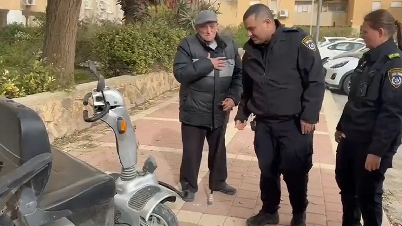 השוטרים מחזירים את אחת הקלנועיות לבעליה