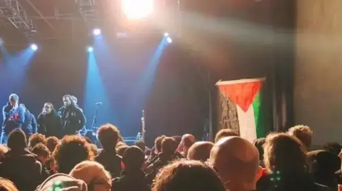 דגל פלסטין על הבמה