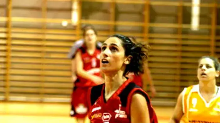 לימור מזרחי שחקנית אלקטרה רמת השרון קולעת לסל
