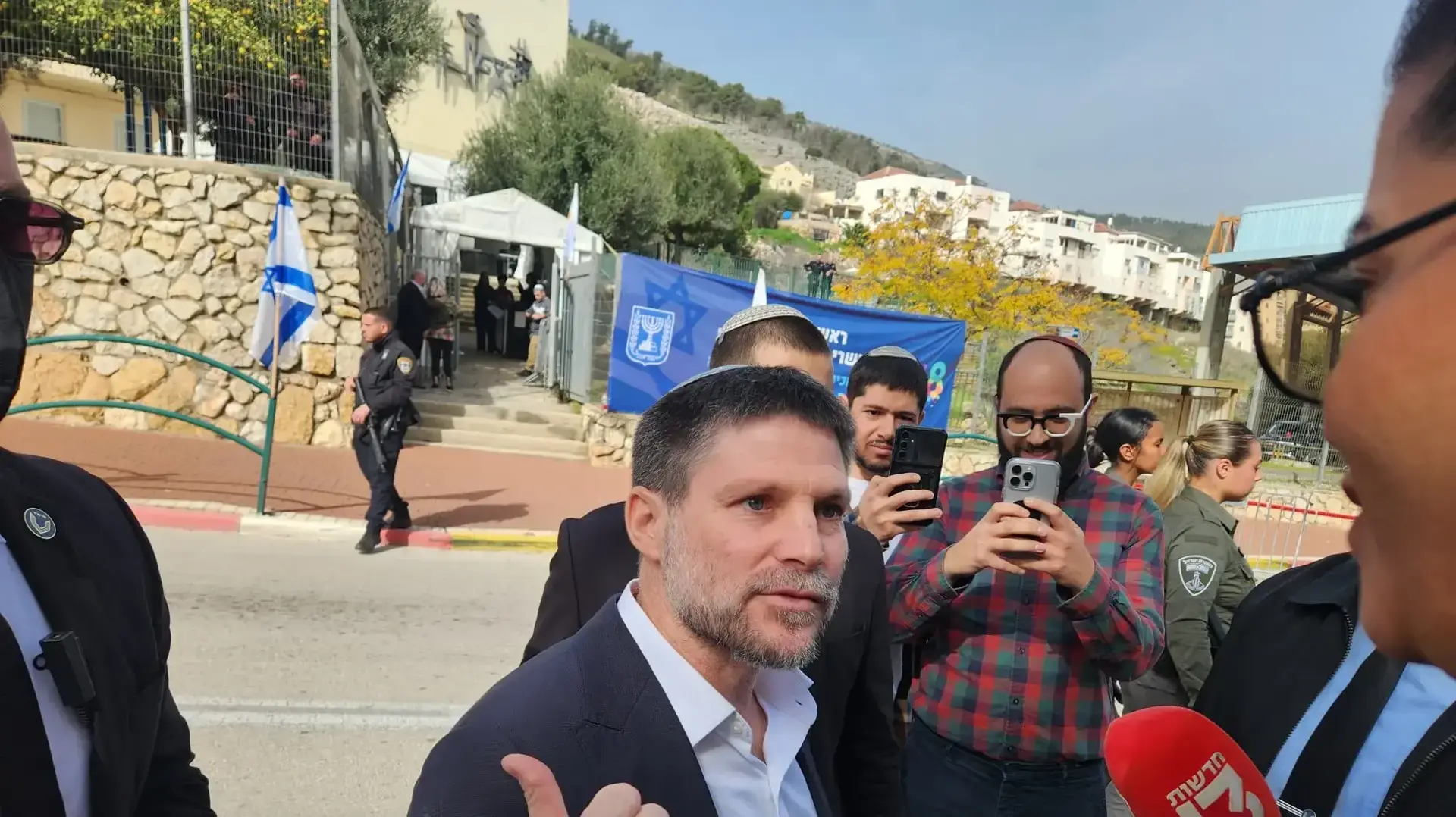 מפגינים נגד השינוי במשק החלב, מחוץ לישיבת הממשלה, קריית שמונה, 1 בפברואר 2026