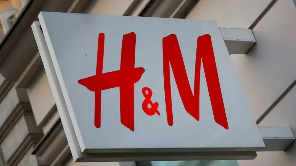 לוגו של רשת האופנה H&M לוגו של רשת האופנה H&M