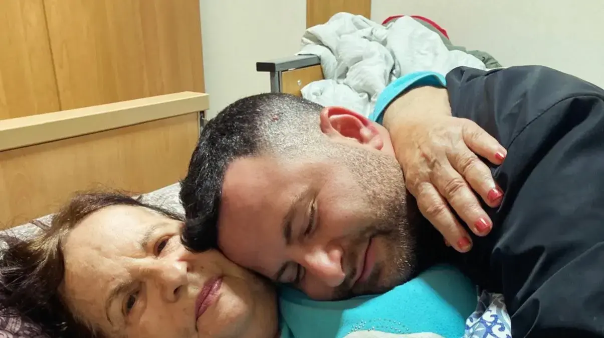 גיא הוכמן ואימו