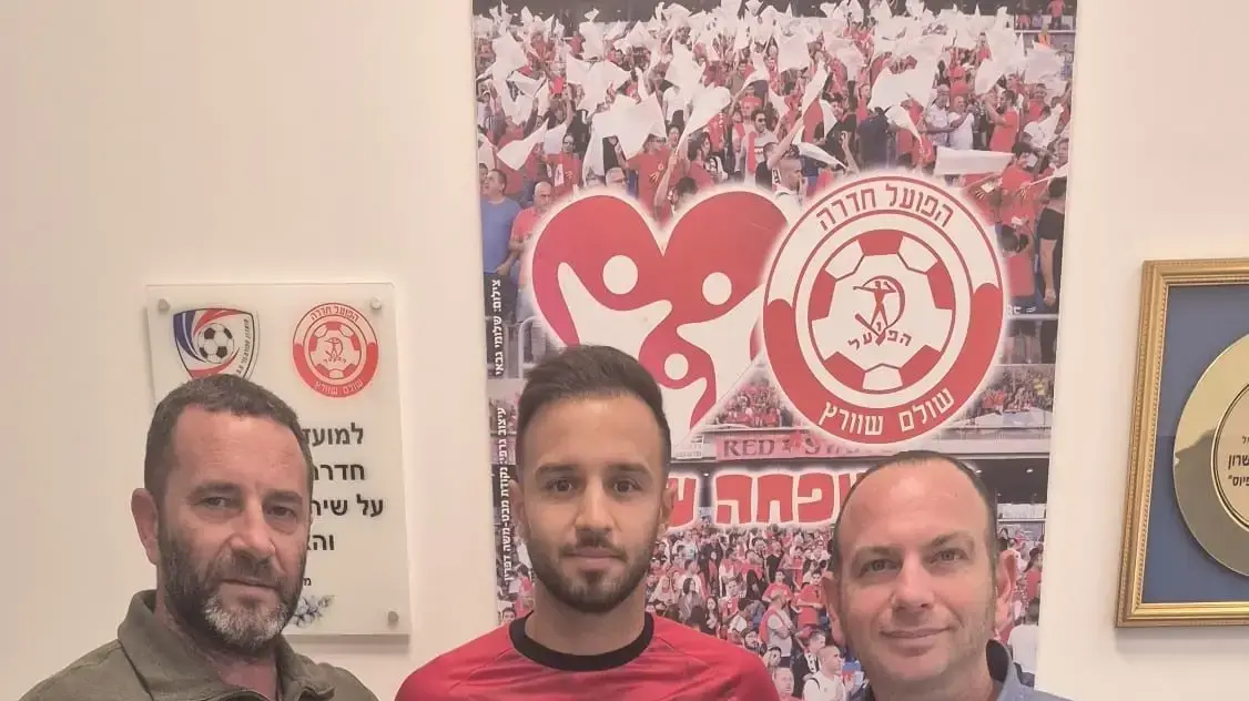 מוחמד בדארנה שחקן הפועל חדרה עם סוכנו שי אבני ועם הבעלים יקיר שוורץ (משמאל)