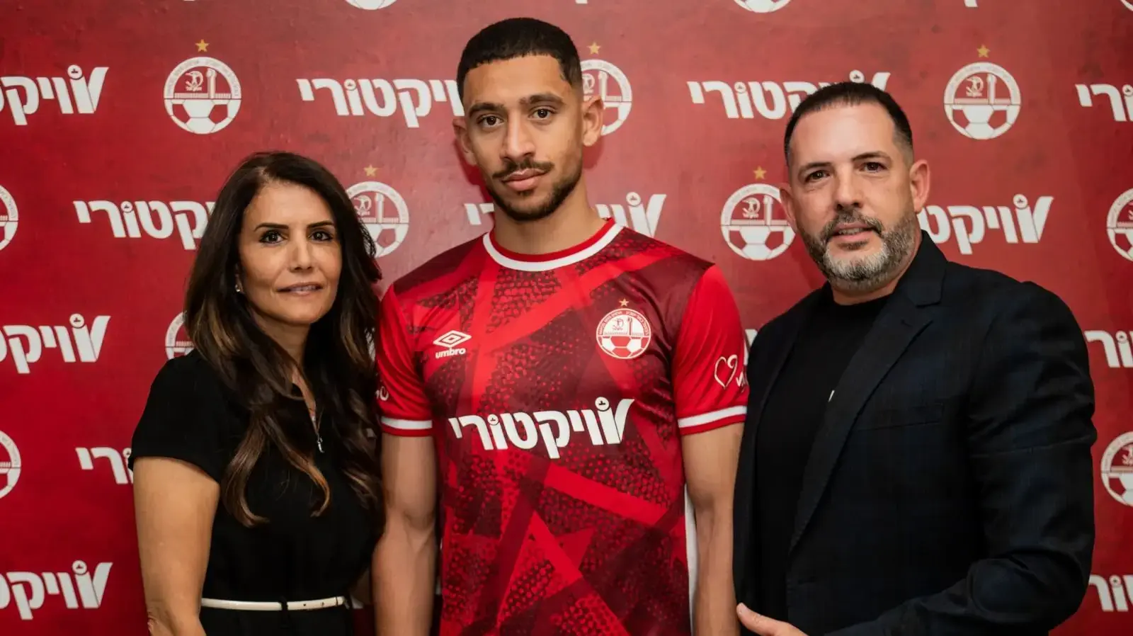 מוחמד אבו רומי שחקן הפועל באר שבע עם סוכנו שחר גרינברג ועם הבעלים אלונה ברקת