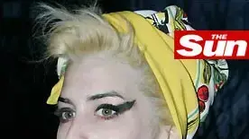 איימי ויינהאוס צבעה לבלונד מתוך אתר הסאן