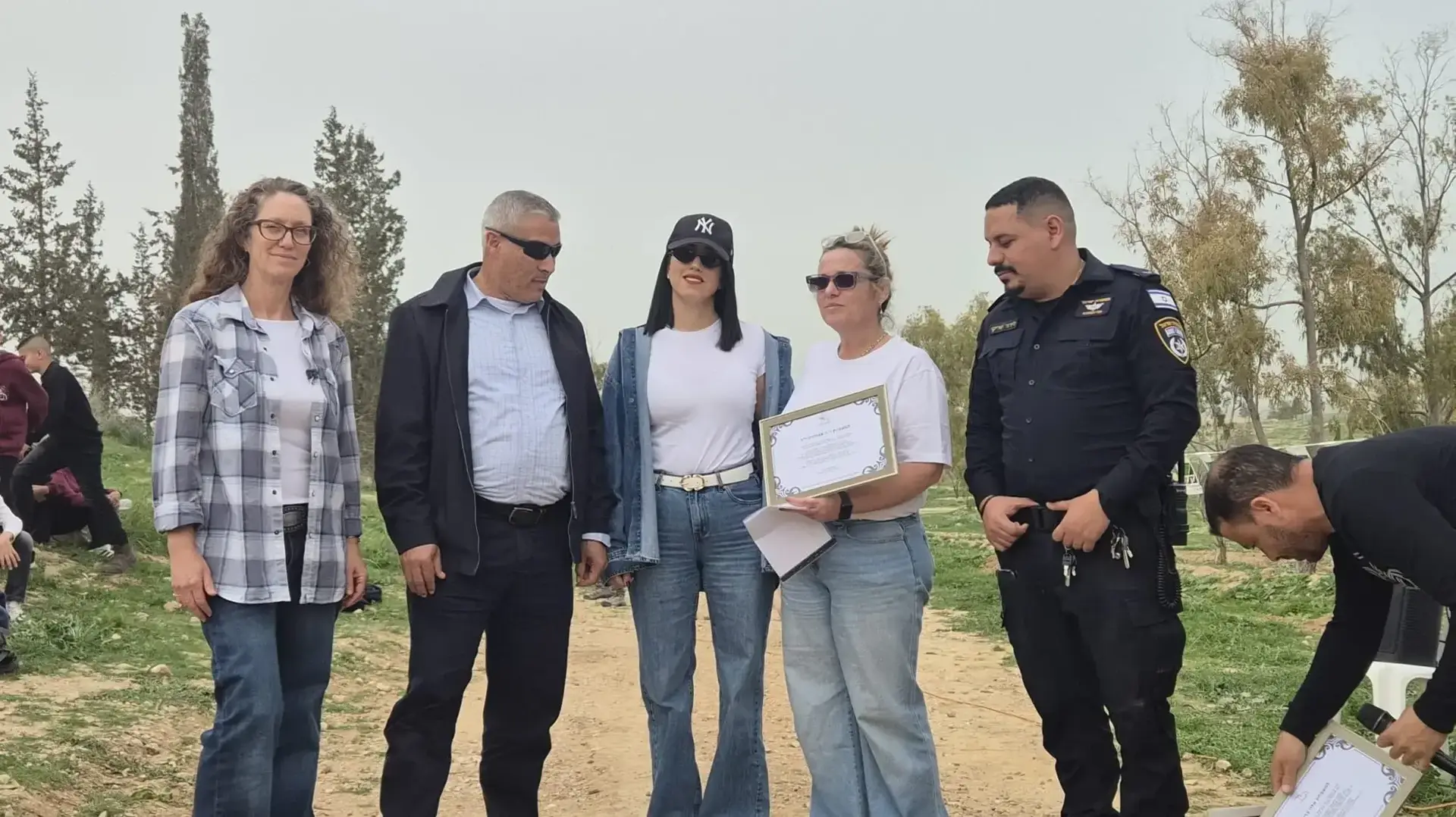 מפקד מש"ק רהט,  לידור שריקי, רחלי פסו, מנהלת בי"ס נווה מנחם, שירן אבוהרון אלמנתו של השוטר רוני אבוהרון, חמאד אלקרנאוי , מנהל בית הספר שייח חמיס רהט