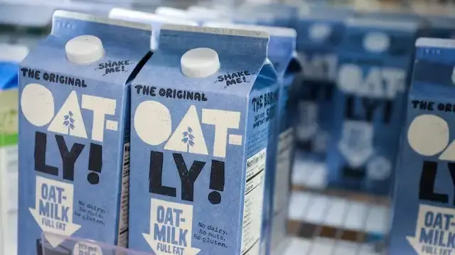 משקאות שיבולת שועל של חברת Oatly משקאות שיבולת שועל של חברת Oatly