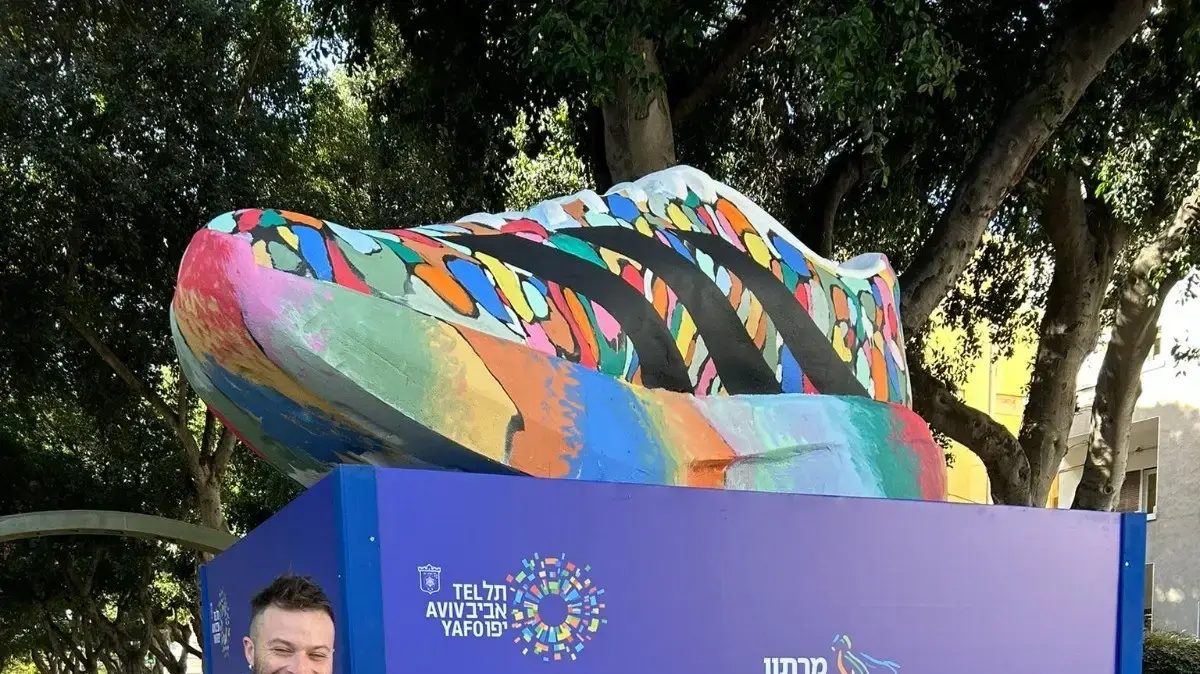 אמנים תל אביבים מעצבים נעל חדשה עבור מרתון תל אביב אמנים תל אביבים מעצבים נעל חדשה עבור מרתון תל אביב