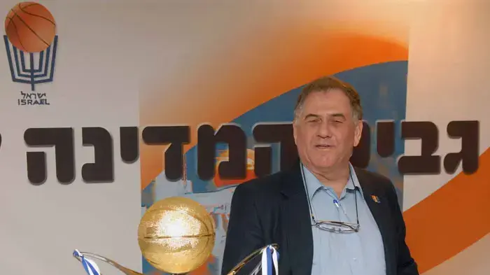 ירמי אולמרט עם גביע המדינה בכדורסל