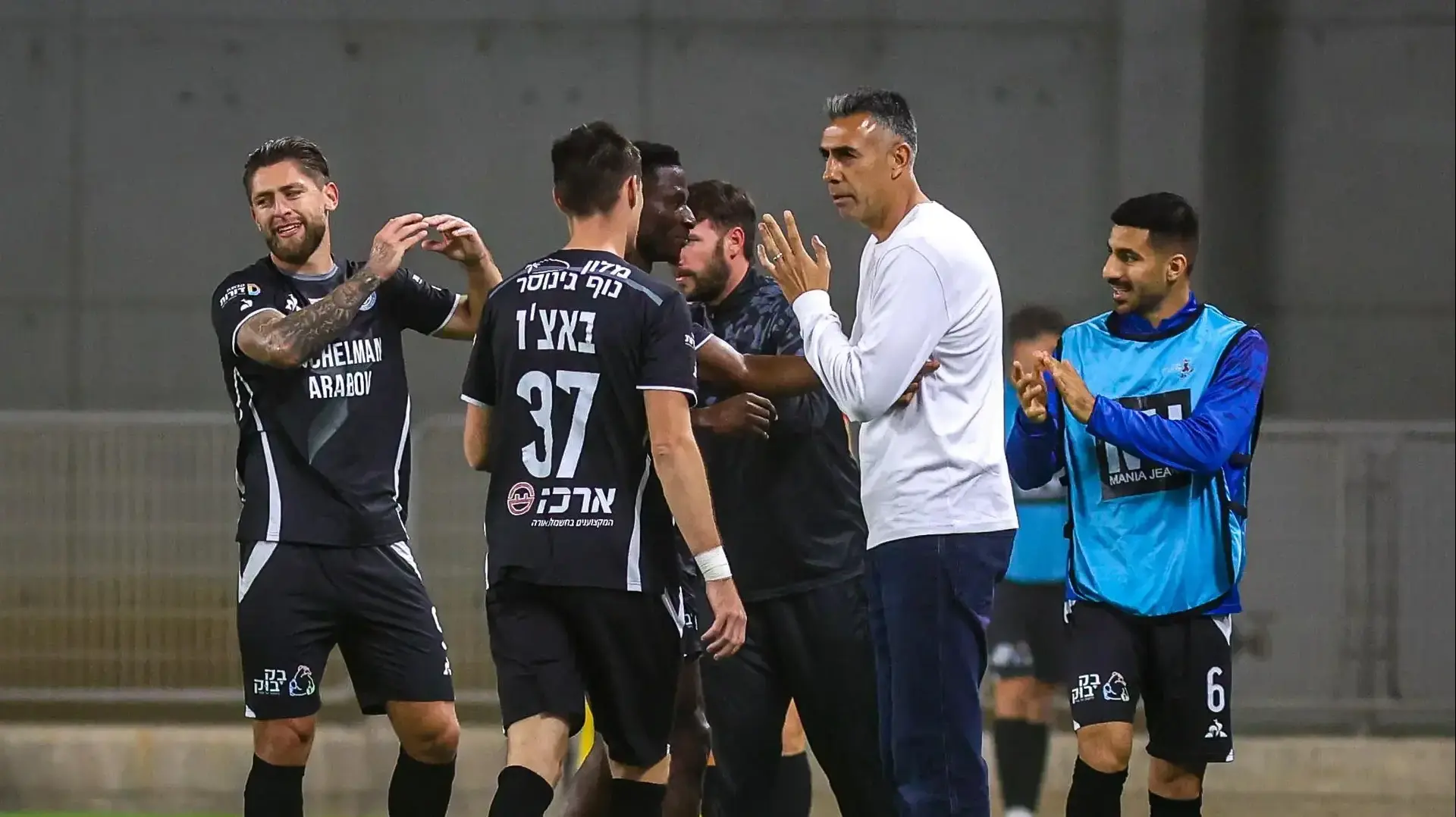 אלירן חודדה מאמן עירוני טבריה עם שחקניו לאחר השער של סטניסלב בילנקי (משמאל)
