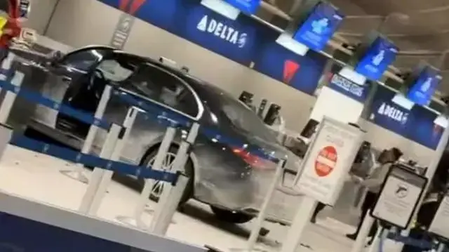 נהג פרץ עם מרצדס לשדה תעופה בדטרויט