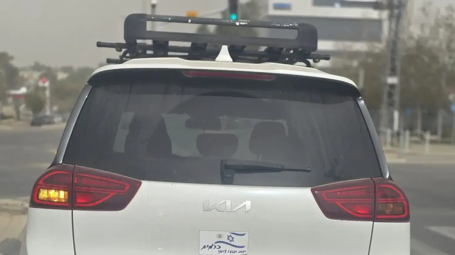 רכב עם סטיקר "כרמית יישוב יהודי ציוני"