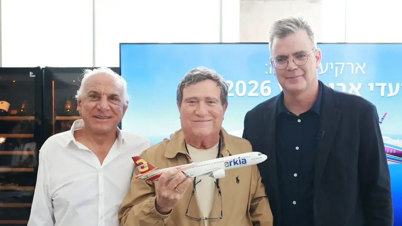 יהורם גאון מקבל מטוס ארקיע על שמו