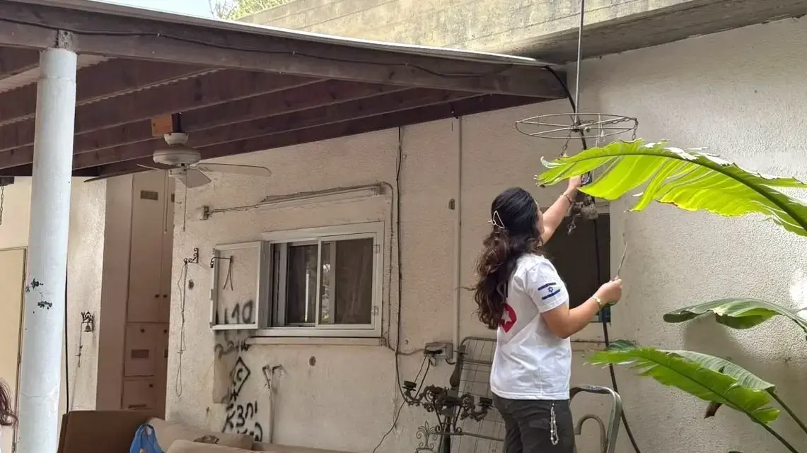 מתנדבי ארגון "לב אחד" מסייעים בפינוי בית שנפגע במלחמה