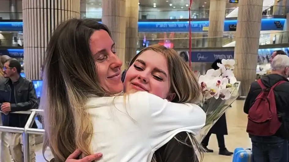 יאנה מקייב פוגשת את אמה, לאחר שעוכבה שעות בנתב"ג