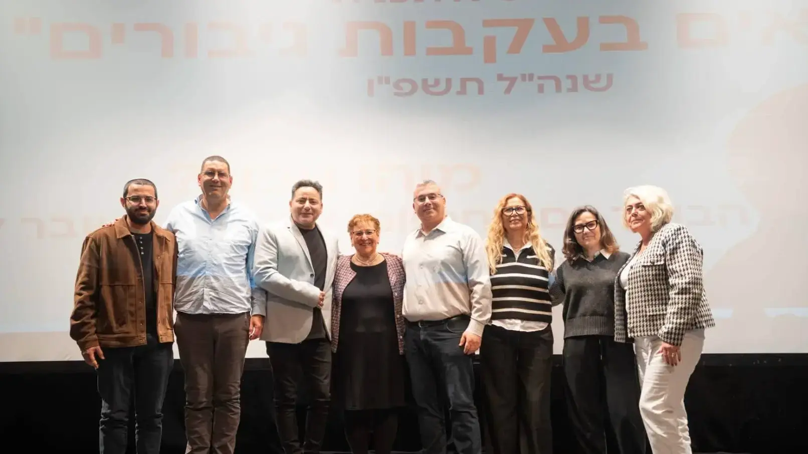 צוות התיכון עם המנהל מאיר אבן שימול,אלי לרר, מנכל חברת אדמה מכתשים ומרים פרץ