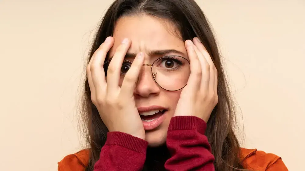 נערה עם משקפיים נערה עם משקפיים